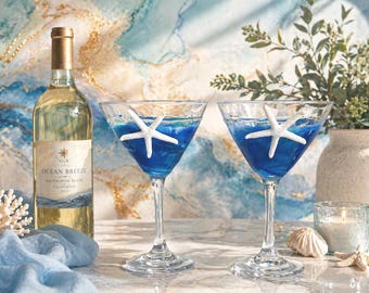 Juego de copas de martini con diseño de estrella de mar costera, cristalería con temática playera, vasos con tinta azul océano, decoración náutica, regalo artesanal para amantes del vino.