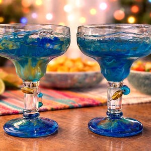Juego de 2 copas de margarita azules con diseño de arte fluido, hechas a mano / Cristalería de resina estilo costero / Copas de cóctel únicas / Regalo ideal para amantes de la playa