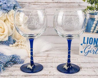 Juego de copas de vino de los Detroit Lions: diseño de león grabado, copas de tallo azul con dije envuelto en alambre, regalo para fanáticos de la NFL, regalo para ella, decoración para el día del partido,