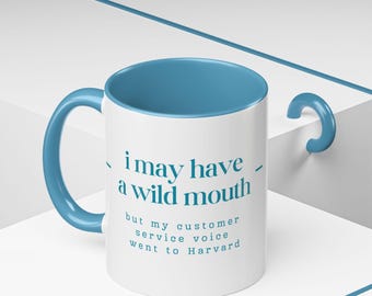 Taza con la frase "Puede que tenga una boca muy suelta" / Taza de café con acento "Puede que tenga una voz de servicio al cliente muy salvaje" 11 oz 15 oz