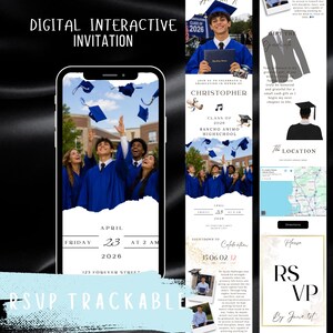 Könnte beinhalten: Digitale, interaktive Abschlussfeier-Einladung mit Studenten in blauen Roben, die Hüte werfen. Die Einladung enthält den Namen des Absolventen, die Schule, das Datum, die Uhrzeit und RSVP-Details.