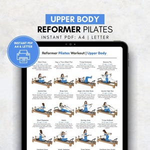 Può includere: Una tazza di ceramica bianca con manico nero e la scritta "But First, Coffee" in stile scritto a mano. La tazza è su una superficie bianca. La tazza è alta circa 10 cm.