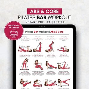 Puede incluir: Una tableta digital muestra una rutina de ejercicios de barra de Pilates para abdominales y ejercicios centrales. La pantalla muestra ejercicios ilustrados con instrucciones. El banner superior dice "ABS & CORE PILATES BAR WORKOUT". Un círculo rosa indica una descarga instantánea de PDF.