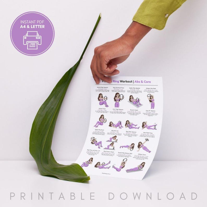 Op de afbeelding: Een afdrukbaar trainingsblad voor buik- en core-oefeningen. De sheet bevat illustraties van oefeningen met een ring. De tekst "Printable Download" staat onderaan. Een hand houdt de sheet vast naast een groot groen blad.