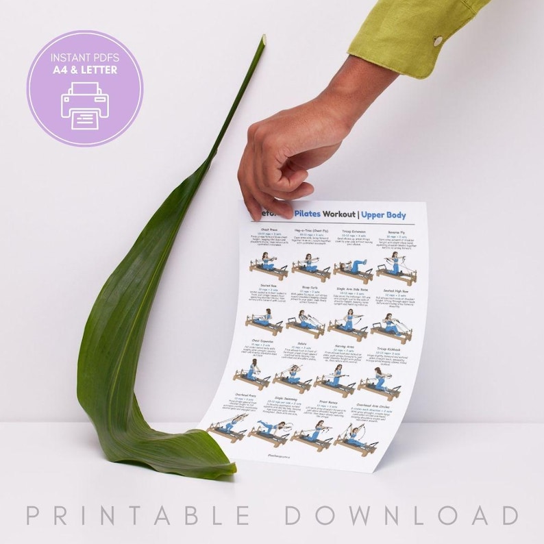 Puede incluir: Un gr&aacute;fico imprimible de entrenamiento de Pilates para la parte superior del cuerpo, con ejercicios ilustrados. El gr&aacute;fico est&aacute; sostenido por una mano e incluye el texto "Pilates Workout | Upper Body". Una hoja verde y un c&iacute;rculo morado con texto tambi&eacute;n est&aacute;n en la imagen.