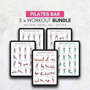 Op de afbeelding: Een verzameling van vijf digitale Pilates-trainingsgidsen weergegeven op zwarte tablets. De gidsen heten "Pilates Bar Workout" en behandelen verschillende gebieden, waaronder rug, houding, billen, benen, volledig lichaam, buikspieren, core en bovenlichaam. De bovenste banner luidt "PILATES BAR 5 x WORKOUT BUNDLE".