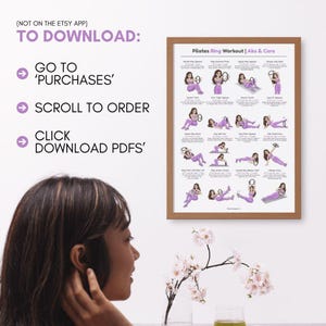 Op de afbeelding: Een ingelijste Pilates Ring Workout poster met illustraties van oefeningen voor buikspieren en core. De poster zit in een houten lijst en toont een vrouw die elke oefening demonstreert. Tekst op de poster is onder meer "Pilates Ring Workout | Abs & Core". Downloadinstructies zijn ook zichtbaar.