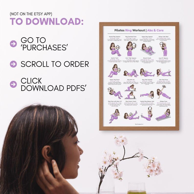 Op de afbeelding: Een ingelijste Pilates Ring Workout poster met illustraties van oefeningen voor buikspieren en core. De poster zit in een houten lijst en toont een vrouw die elke oefening demonstreert. Tekst op de poster is onder meer "Pilates Ring Workout | Abs & Core". Downloadinstructies zijn ook zichtbaar.