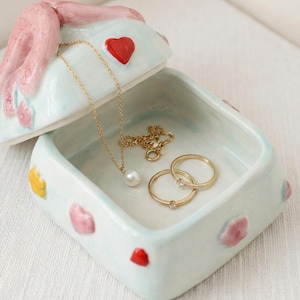 Porta-joias de cerâmica em formato de bolsa, porta-anéis em tons pastel, caixinha para bijuterias charmosa, organizador de joias, decoração feminina para mesa, acessórios de penteadeira, caixa para guardar lembranças. Blue & Pink