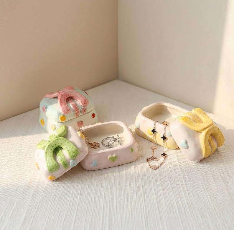 Porta-joias de cerâmica em formato de bolsa, porta-anéis em tons pastel, caixinha para bijuterias charmosa, organizador de joias, decoração feminina para mesa, acessórios de penteadeira, caixa para guardar lembranças. imagem 1