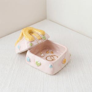 Porta-joias de cerâmica em formato de bolsa, porta-anéis em tons pastel, caixinha para bijuterias charmosa, organizador de joias, decoração feminina para mesa, acessórios de penteadeira, caixa para guardar lembranças. Pink & Yellow
