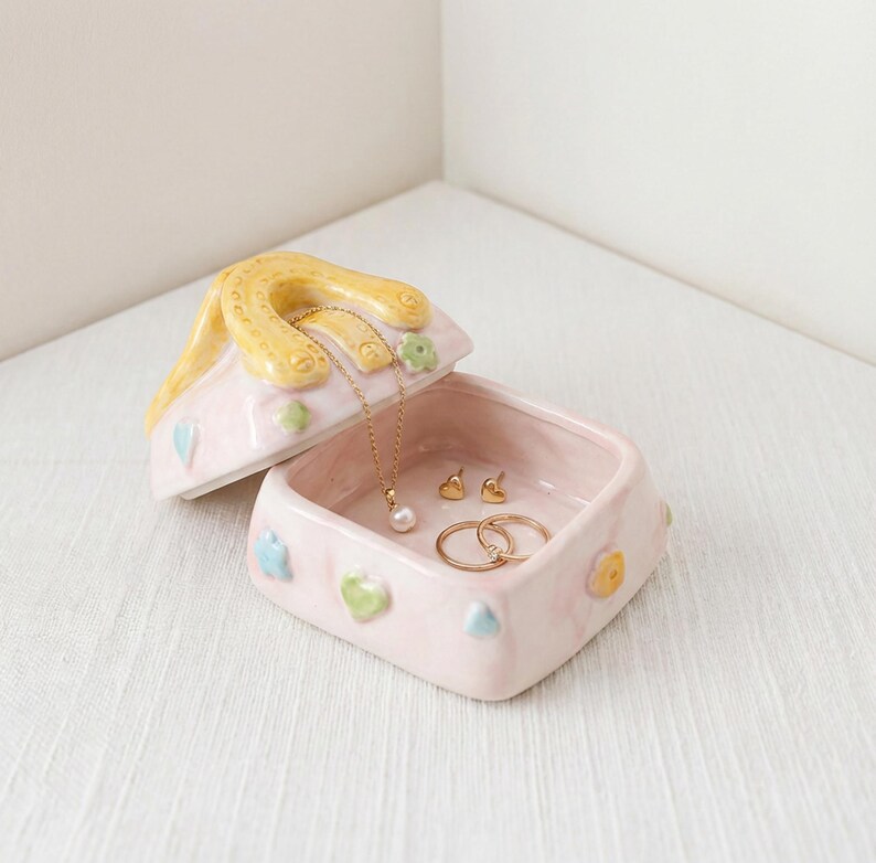 Porta-joias de cerâmica em formato de bolsa, porta-anéis em tons pastel, caixinha para bijuterias charmosa, organizador de joias, decoração feminina para mesa, acessórios de penteadeira, caixa para guardar lembranças. Pink & Yellow