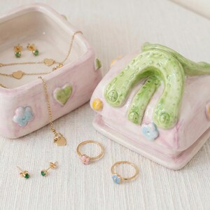 Porta-joias de cerâmica em formato de bolsa, porta-anéis em tons pastel, caixinha para bijuterias charmosa, organizador de joias, decoração feminina para mesa, acessórios de penteadeira, caixa para guardar lembranças. imagem 5