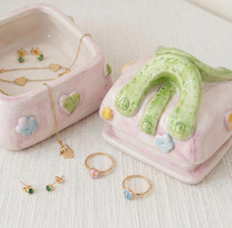 Porta-joias de cerâmica em formato de bolsa, porta-anéis em tons pastel, caixinha para bijuterias charmosa, organizador de joias, decoração feminina para mesa, acessórios de penteadeira, caixa para guardar lembranças. imagem 5