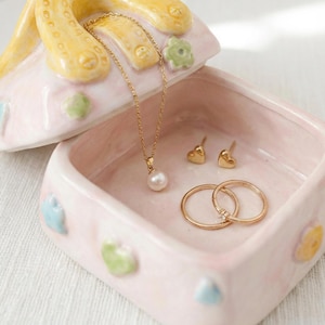 Porta-joias de cerâmica em formato de bolsa, porta-anéis em tons pastel, caixinha para bijuterias charmosa, organizador de joias, decoração feminina para mesa, acessórios de penteadeira, caixa para guardar lembranças. imagem 7