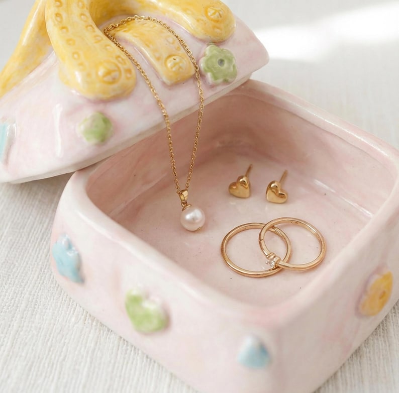 Porta-joias de cerâmica em formato de bolsa, porta-anéis em tons pastel, caixinha para bijuterias charmosa, organizador de joias, decoração feminina para mesa, acessórios de penteadeira, caixa para guardar lembranças. imagem 7