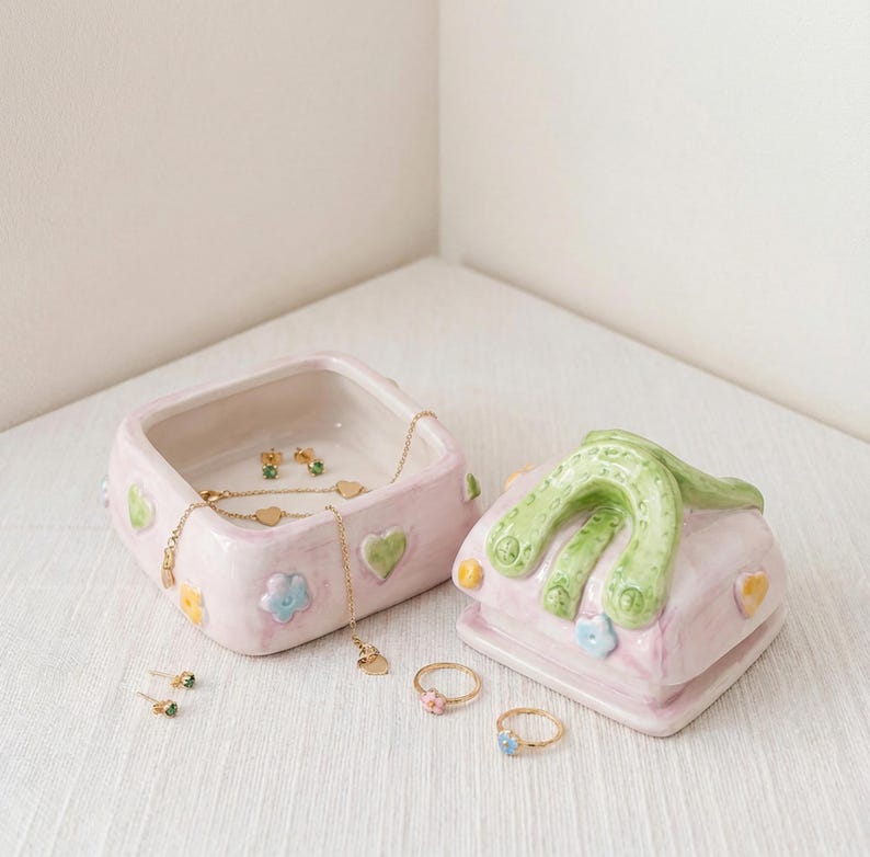 Porta-joias de cerâmica em formato de bolsa, porta-anéis em tons pastel, caixinha para bijuterias charmosa, organizador de joias, decoração feminina para mesa, acessórios de penteadeira, caixa para guardar lembranças. Pink & Green