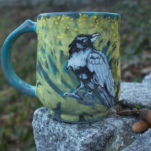 Handgemaakte ravenaardewerkmok – handgeschilderde vogelillustratie 18 oz