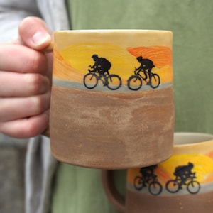 Handgjord keramisk cyklistmugg - konstnärlig keramikkaffekopp för cykelälskare 14 oz