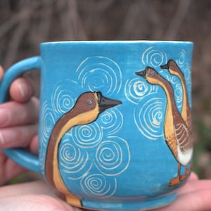 Ręcznie robiony kubek ceramiczny: Fantazyjny wzór gęsi, 13 uncji