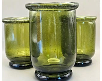 Juego vintage de tres jarrones de vidrio verde soplado a mano con bordes plegados. B#39