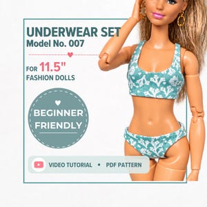 Może przedstawiać: Lalka ubrana w dwuczęściowy komplet bielizny w kolorze morskim z białym kwiatowym wzorem. Tekst: UNDERWEAR SET Model No. 007 FOR 29.2 cm FASHION DOLLS, BEGINNER FRIENDLY, VIDEO TUTORIAL, PDF PATTERN. Lalka ma blond włosy i złote kolczyki koła.