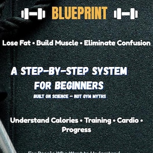 Può includere: Grafica in bianco e nero con il testo "THE BEGINNER'S GYM BLUEPRINT". Il testo aggiuntivo include "Perdere grasso, costruire muscoli, eliminare la confusione" e "UN SISTEMA PASSO DOPO PASSO PER PRINCIPIANTI". L'immagine dice anche "Comprendere calorie, allenamento, cardio, progressi".