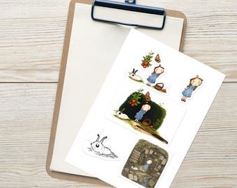 Puede incluir: Una hoja de pegatinas con varias ilustraciones de un personaje con vestido azul y un conejo blanco. Los diseños incluyen un personaje junto a una cesta, un personaje en un bosque oscuro y un dibujo de líneas en blanco y negro de un conejo.