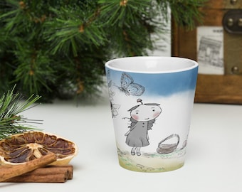 Puede incluir: Vaso de cerámica blanca con una ilustración de dibujos animados de un personaje, mariposas y flores. El diseño incluye un cielo azul y una zona de hierba. El vaso es cilíndrico y está vacío.