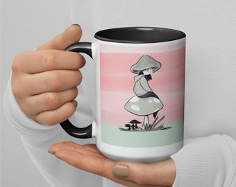 Puede incluir: Taza de cerámica blanca con asa y borde negros. La taza presenta una ilustración caprichosa de una persona vestida de hongo sobre un fondo rosa y verde. El diseño es una representación artística encantadora.