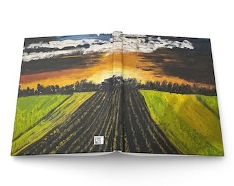 Puede incluir: Un libro de tapa dura abierto que muestra una ilustración de cubierta completa de un atardecer sobre un campo arado. La obra presenta surcos de color marrón oscuro, hierba verde vibrante y un cielo con nubes naranjas, amarillas y oscuras.