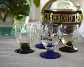 Un conjunto de cuatro vintage facetadas de licor, vintage vidrios de licor francés, decoración de la granja francesa,