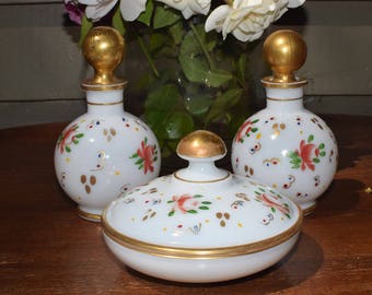 Juego de aparador de vidrio de leche antiguo, decoración del país francés, juego de aparador chic de cabaña pintado a mano, decoración vintage para el hogar
