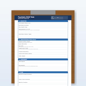 Könnte beinhalten: Ein Psychiatry SOAP Note Formular mit blau-weißem Design, das Abschnitte für subjektive, objektive, Beurteilungs- und Planungsdetails enthält. Das Formular befindet sich auf einem Holz-Klemmbrett.