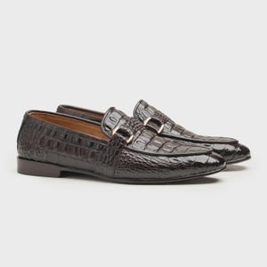 Handgjorda bruna krokodilfärgade Horsebit-loafers för män, roséguldfärgade slip-on-skor med glansigt mönster