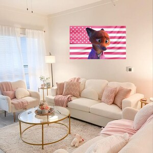 Puede incluir: Sal&oacute;n con un sof&aacute; blanco, dos sillones y una mesa de centro redonda de cristal con marco dorado. Una gran obra de arte mural presenta una imagen de un zorro de dibujos animados frente a una bandera americana rosa.