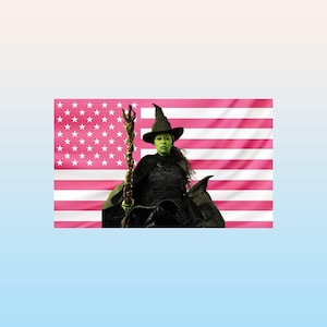 Pode incluir: Uma bruxa de pele verde com um vestido e chapéu pretos, segurando uma bengala, está em frente a uma bandeira americana rosa e branca. A bruxa é uma personagem do musical "Wicked". O fundo tem um gradiente azul.