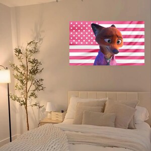 Puede incluir: Una impresi&oacute;n en lienzo enmarcada con un personaje de zorro de dibujos animados sobre un fondo de bandera estadounidense rosa. El zorro se representa con una expresi&oacute;n pensativa, vistiendo una camisa morada y una corbata verde. La obra de arte se exhibe sobre una cama con ropa de cama blanca.
