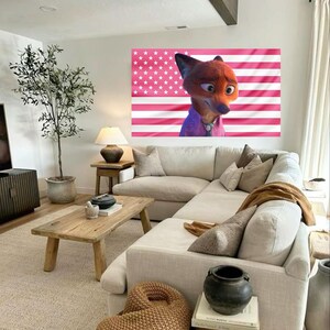 Puede incluir: Una gran obra de arte mural con un personaje de zorro de dibujos animados sobre un dise&ntilde;o de bandera americana rosa. La obra de arte se exhibe en un sal&oacute;n moderno con una paleta de colores neutros, que incluye un sof&aacute; seccional beige y una mesa de centro de madera.