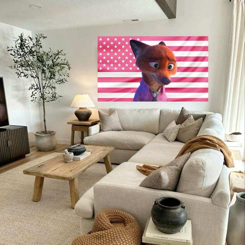 Puede incluir: Una gran obra de arte mural con un personaje de zorro de dibujos animados sobre un dise&ntilde;o de bandera americana rosa. La obra de arte se exhibe en un sal&oacute;n moderno con una paleta de colores neutros, que incluye un sof&aacute; seccional beige y una mesa de centro de madera.