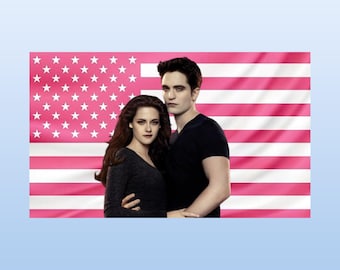 Edward Cullen & Bella Swan Pink American Flag Tapestry – Twilight Wall Art | Vampire Romance Aesthetic Decor | Fan Flag | Dorm Room Decor
