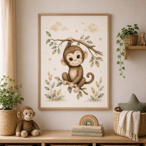 Könnte beinhalten: Ein gerahmter Wandkunstdruck mit einem braunen Affen, der an einem Ast hängt. Die Illustration zeigt weiche beige Wolken, kleine Sterne und blättriges Laub in einer neutralen Farbpalette. Der Affe hat große Augen und ein Lächeln.