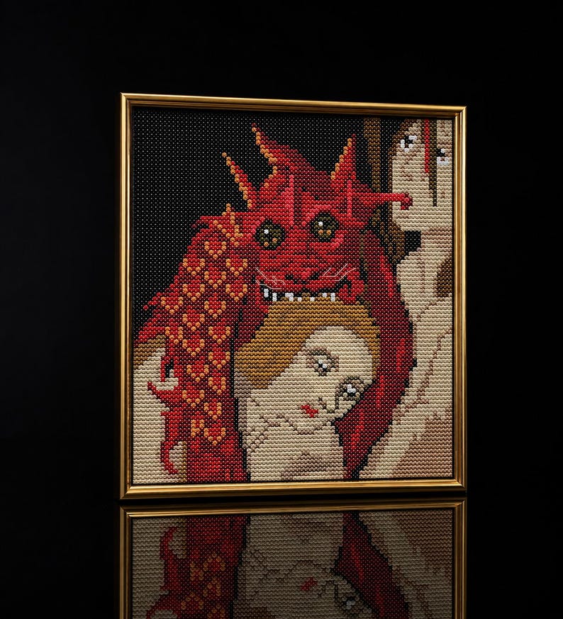 Pode incluir: Uma pintura de diamante emoldurada apresentando um drag&atilde;o vermelho com escamas texturizadas e olhos grandes atr&aacute;s de uma pessoa de pele clara e cabelo loiro. A obra est&aacute; sobre um fundo preto em uma moldura fina de cor dourada.