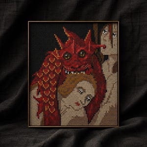 Pode incluir: Um bordado em ponto cruz emoldurado apresentando um drag&atilde;o vermelho vibrante com escamas texturizadas sobre uma pessoa de pele clara e cabelo loiro. A obra est&aacute; sobre um fundo preto, dentro de uma moldura fina de metal dourado.