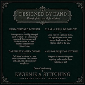 Pode incluir: Um gr&aacute;fico informativo verde-escuro com bordas ornamentadas e texto branco. Apresenta o t&iacute;tulo DESIGNED BY HAND, seguido de se&ccedil;&otilde;es sobre padr&otilde;es desenhados &agrave; m&atilde;o, s&iacute;mbolos claros, sele&ccedil;&atilde;o de cores e a alegria de bordar por EVGENIKA STITCHING.