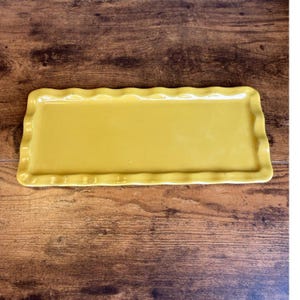 Bandeja rectangular para servir Emile Henry France 6103, color amarillo, con borde festoneado, estilo vintage.