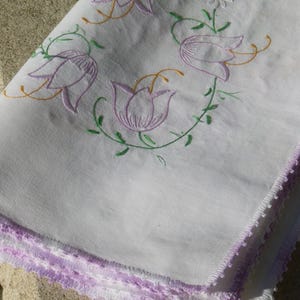 Bufanda vintage de color marfil con flores bordadas otoñales y borde de vainica ~ Perfecta para exhibir en el hogar en primavera ~ Hogar y vida ~