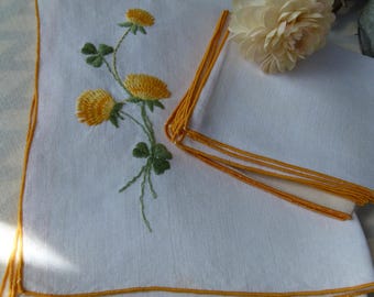 Juego de cuatro piezas de manteles individuales de lino con bordado floral de caléndula estilo vintage y servilletas vintage a juego.