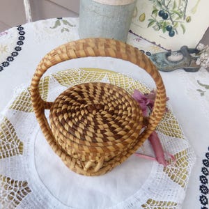 Charleston Sweetgrass Elephant Ear Basket with Top ~ Collected by a Teacher who traveled worldwide ~ an Amazing Gullah Historical  Find