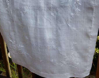 ヴィンテージ風の白い小花柄刺繍入りコットンテーブルクロス（32インチ×32インチ）、ヘムステッチの縁取り付き